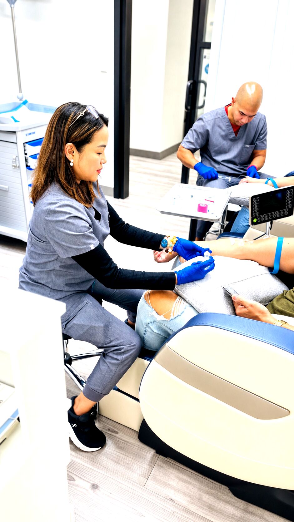 Hydro Drip Bar staff administering IV therapy